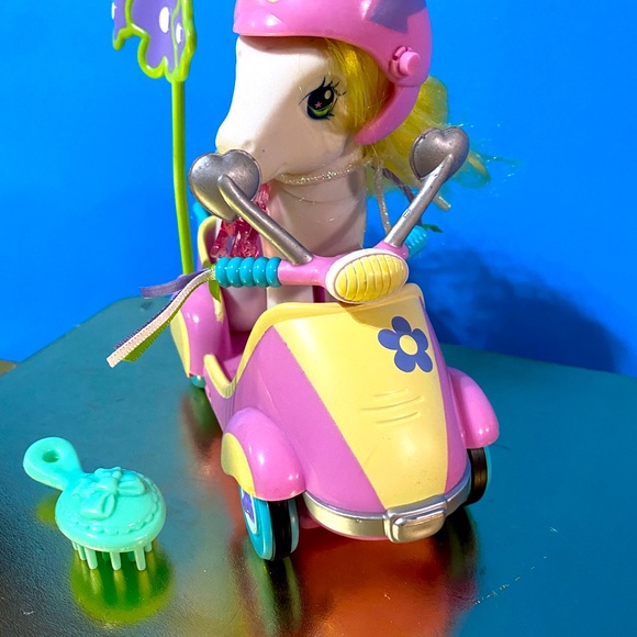 MY LITTLE PONY G3 VTG 2004 BUTTERFLY ISLAND SCOOTIN ALONG WITH BREEZIE - Picture 3 of 16